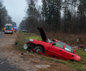 Skoda rozpadła się na części. Koszmarny wypadek w Knyszynie. Dwie osoby zginęły na miejscu