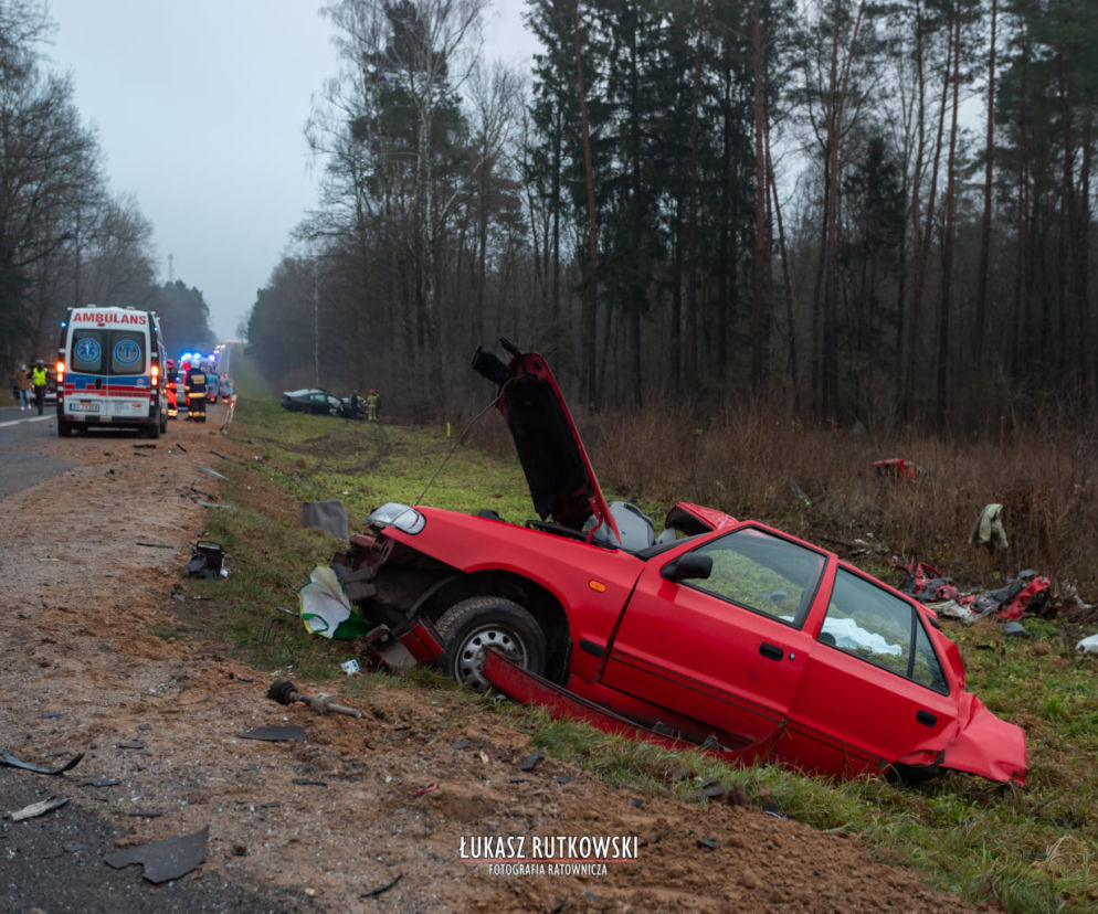 Skoda rozpadła się na części. Koszmarny wypadek w Knyszynie. Dwie osoby zginęły na miejscu