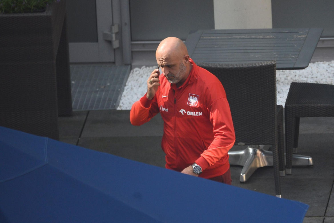Michał Probierz przybity wpatruje się w telefon