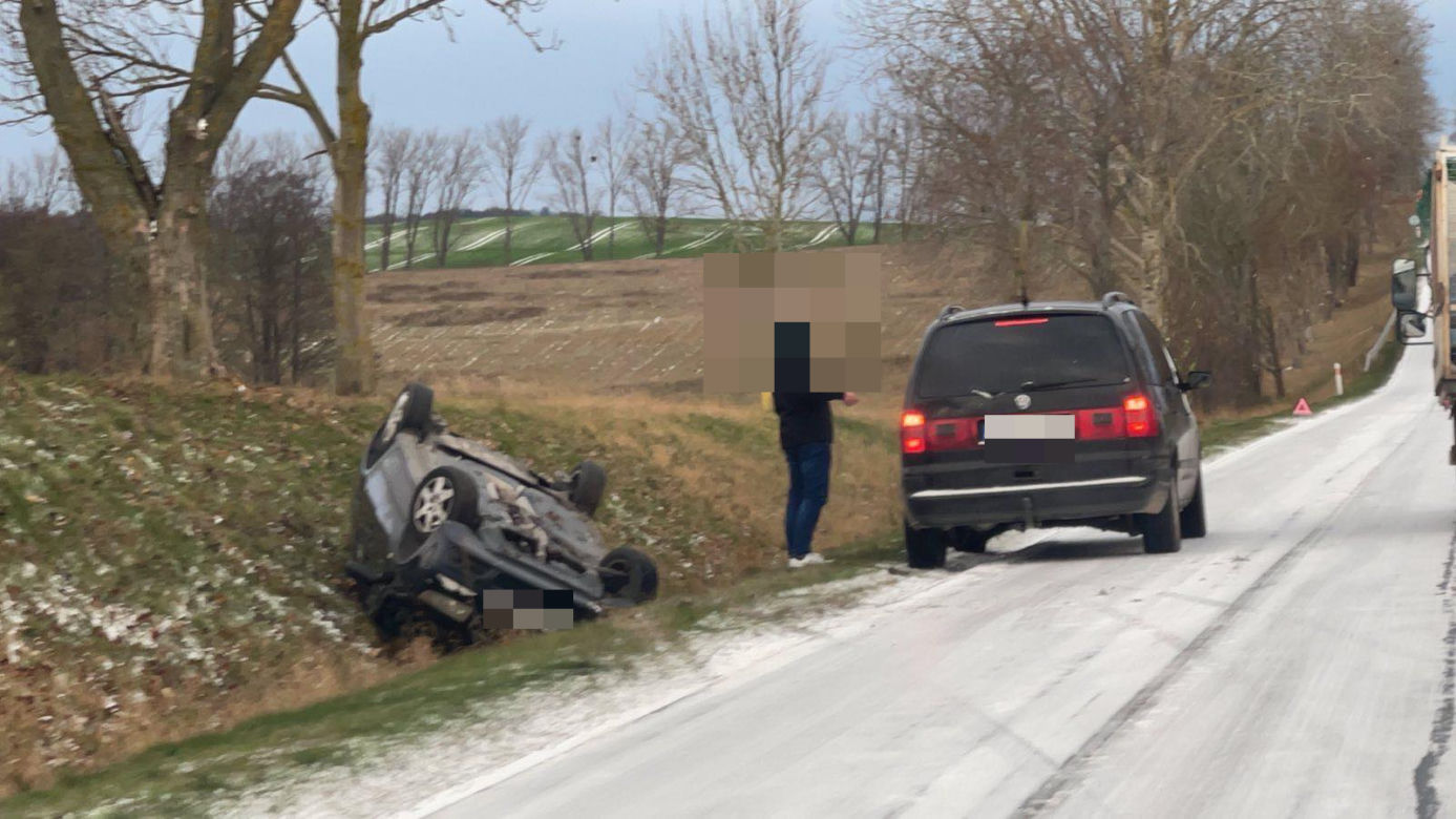 Szklanka na drodze Mrągowo - Kętrzyn. Auta jeżdżą jak sanki