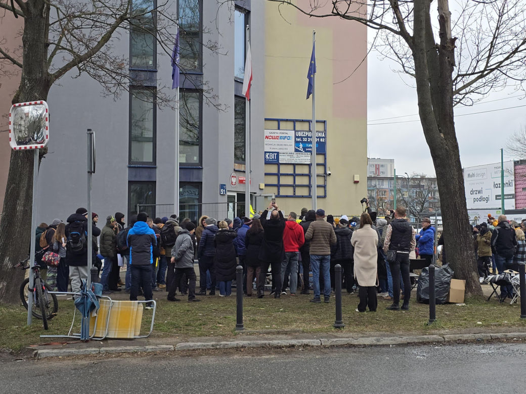 Kilkaset ludzi czeka przed wejściem do punktu obsługi grantobiorców w Tychach