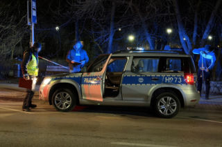 Nastolatek uderzył hulajnogą w znak drogowych. Helikopter zabrał go do szpitala