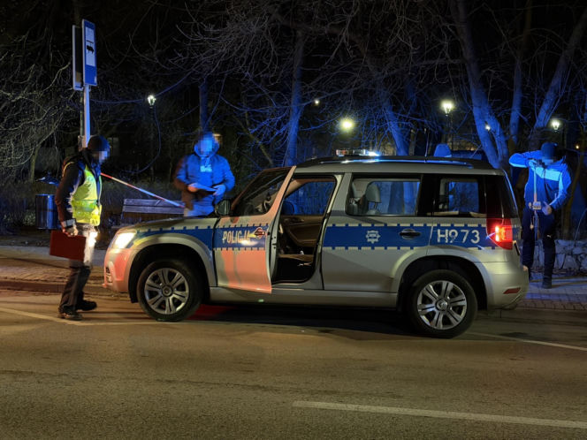 Nastolatek uderzył hulajnogą w znak drogowych. Helikopter zabrał go do szpitala