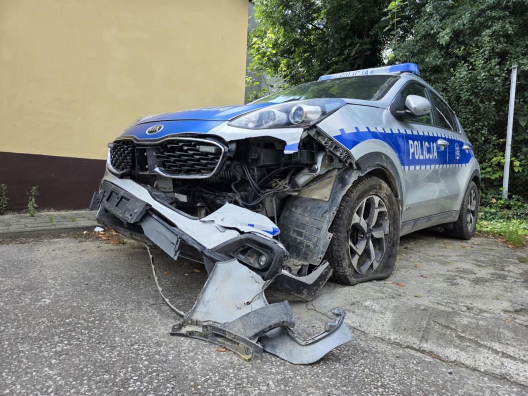 Zniszczone radiowozy po pościgu Wierzbna