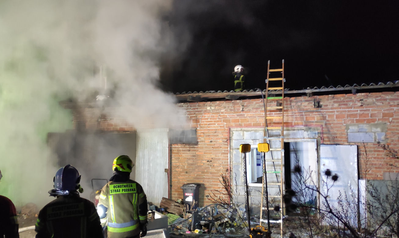 Pożar w Tarczynie, budynek gospodarczy płonął jak pochodnia