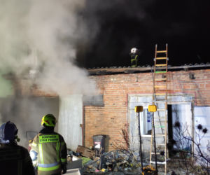 Pożar w Tarczynie, budynek gospodarczy płonął jak pochodnia