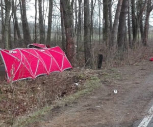 Tragiczny wypadek w Podlaskiem. Opel uderzył w drzewo. Nie żyje 22-latek