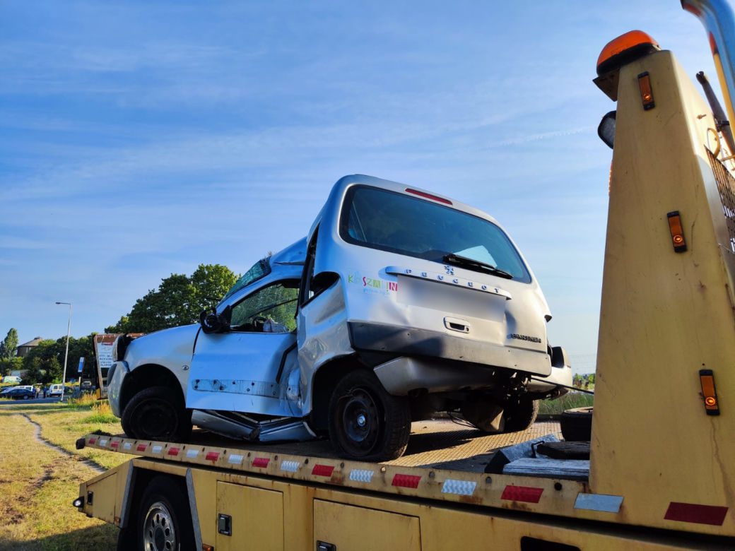 Groźny wypadek w Szczecinku. Peugeot roztrzaskał się na latarni