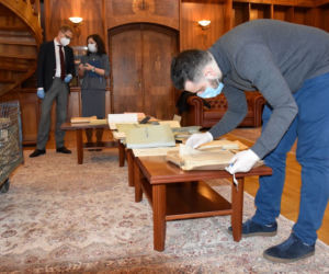 Dokumenty sprzed kilkudziesięciu lat znalezione w urzędzie miasta