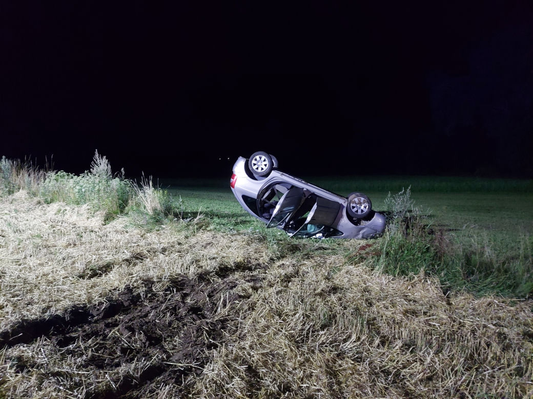 PILNE! Dachowanie w Pawłowie! Kierowca przeciął skrzyżowanie