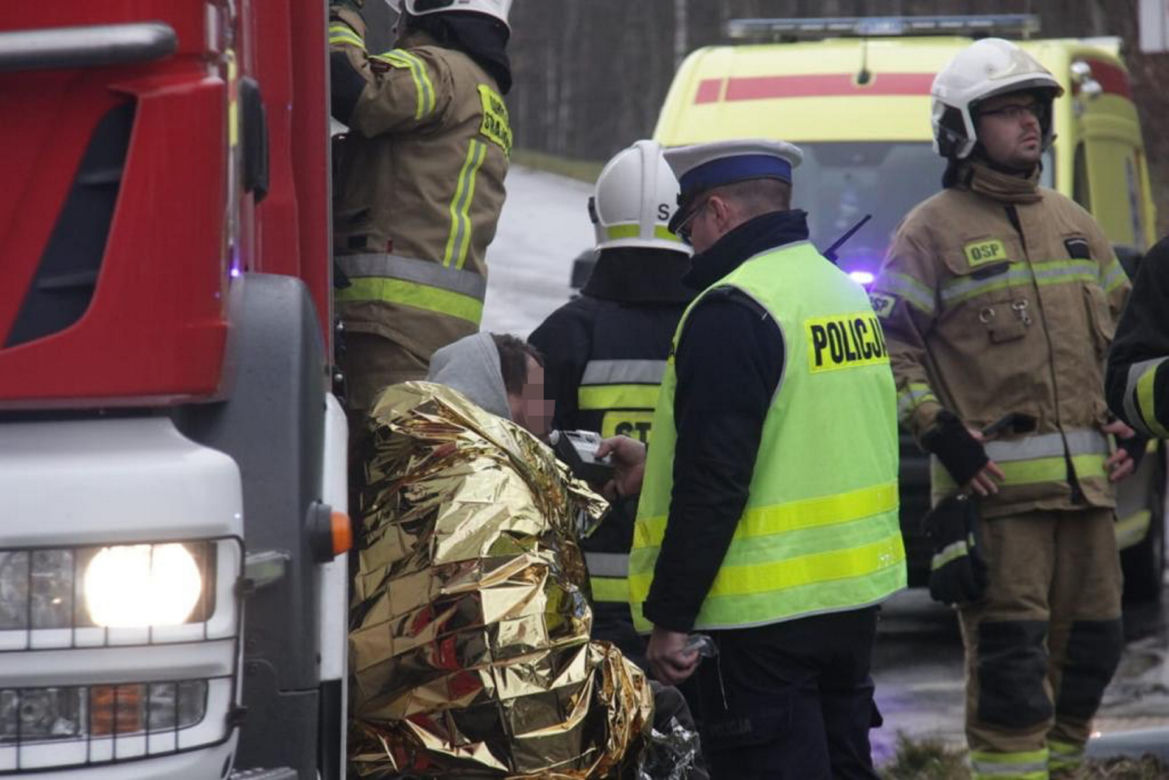 Wypadek w Wawrze. Roztrzaskali się osobówką. To cud, że nic im się nie stało!