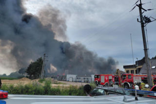 Gigantyczny pożar fabryki aerozoli. Jest zagrożenie wybuchem! Zarządzili ewakuację