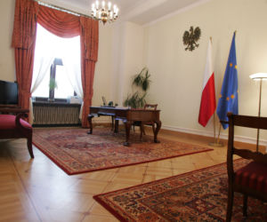 Stąd premier pilnuje posłów