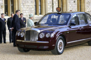 Taki był najdroższy Bentley królowej Elżbiety II. Miał schowek na jej ulubioną torebkę