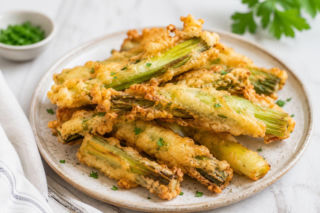 Obłędna przekąska - chrupiące pory w lekkim cieście. Trochę jak frytki, trochę jak tempura 