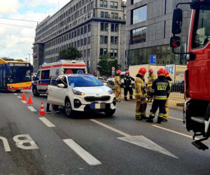 Autobus wymusił pierwszeństwo. Auto osobowe na dachu