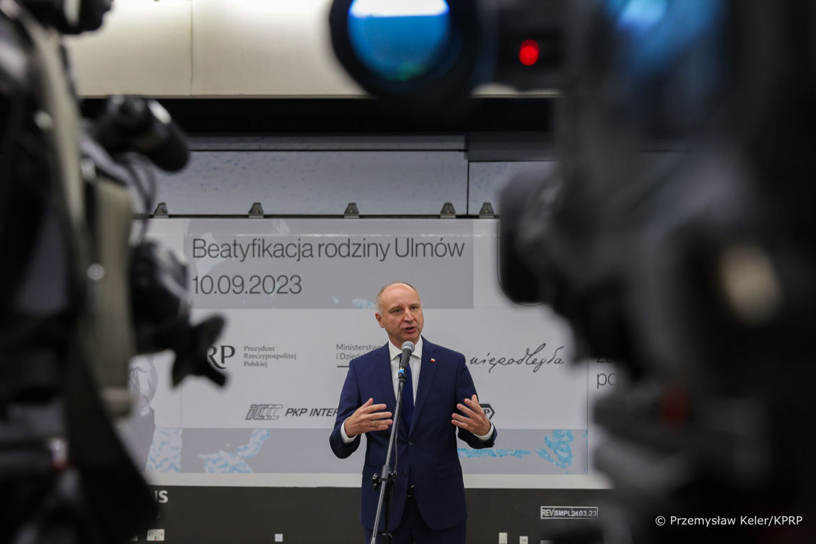 Lokomotywa z grafiką o Rodzinie Ulmów