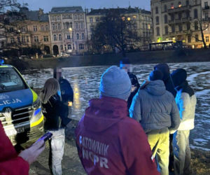 Dzieci weszły na lód na Odrze. Sekundy od tragedii we Wrocławiu