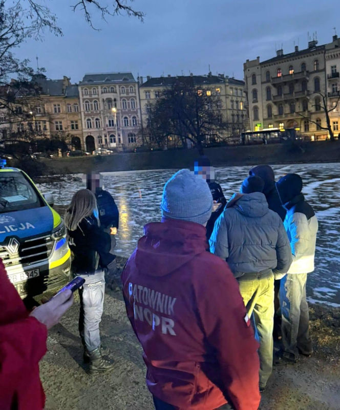Dzieci weszły na lód na Odrze. Sekundy od tragedii we Wrocławiu