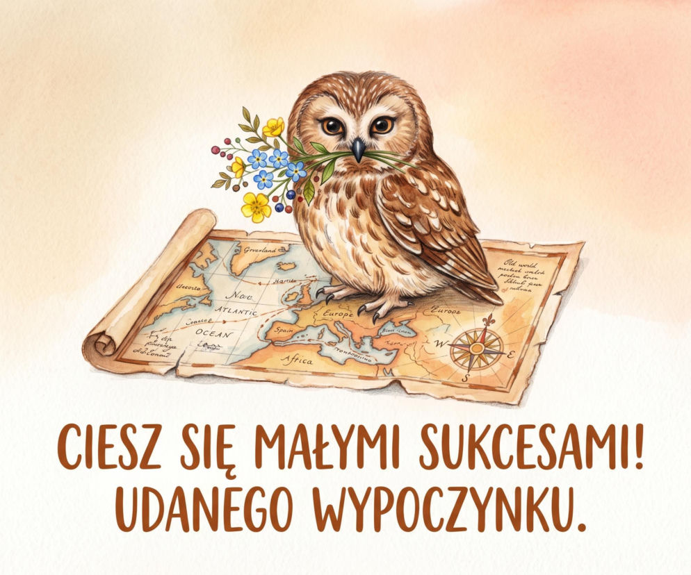 Ilustracja sowy siedzącej na starej mapie z kwiatami w dziobie, symbolizująca mądrość i podróże, doskonale nawiązuje do zakończenia roku szkolnego i zasłużonego odpoczynku. Tekst Ciesz się małymi sukcesami! Udanego wypoczynku. na naszym portalu podkreśla gratulacje za osiągnięcia.