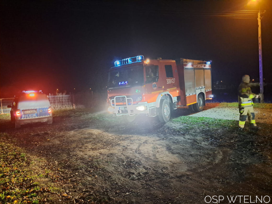 Luksusowy samochód stanął w płomieniach! Nocna akcja strażaków pod Bydgoszczą [ZDJĘCIA]