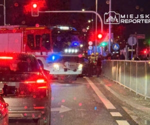 Wjechał pod prąd i uderzył trzy auta. Dwie osoby trafiły do szpitala