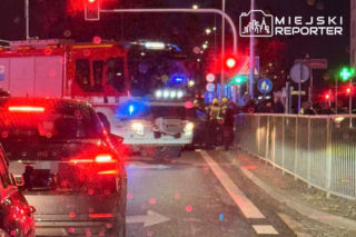 Wjechał pod prąd i uderzył trzy auta. Dwie osoby trafiły do szpitala