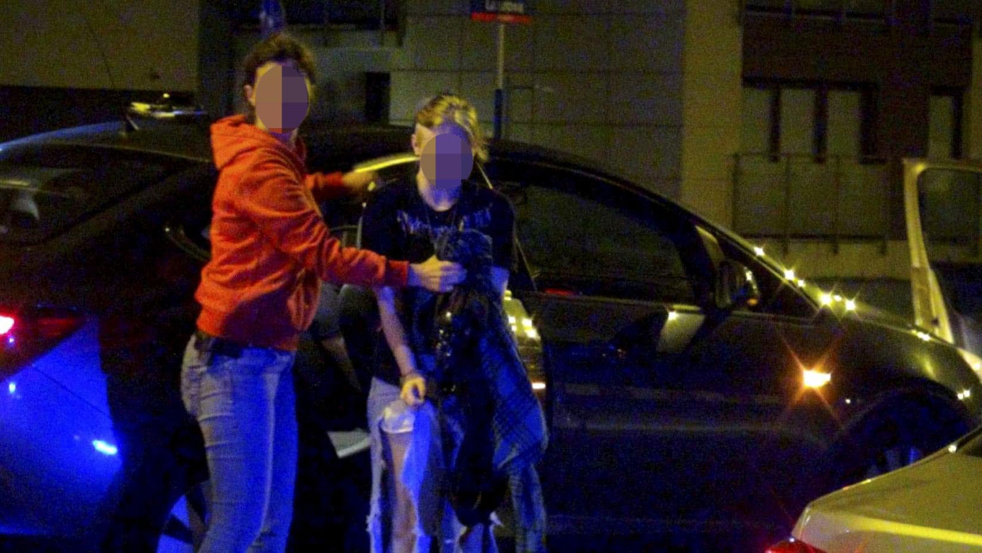 Pościg policyjny w Warszawie. Rozbity radiowóz i skoszone barierki