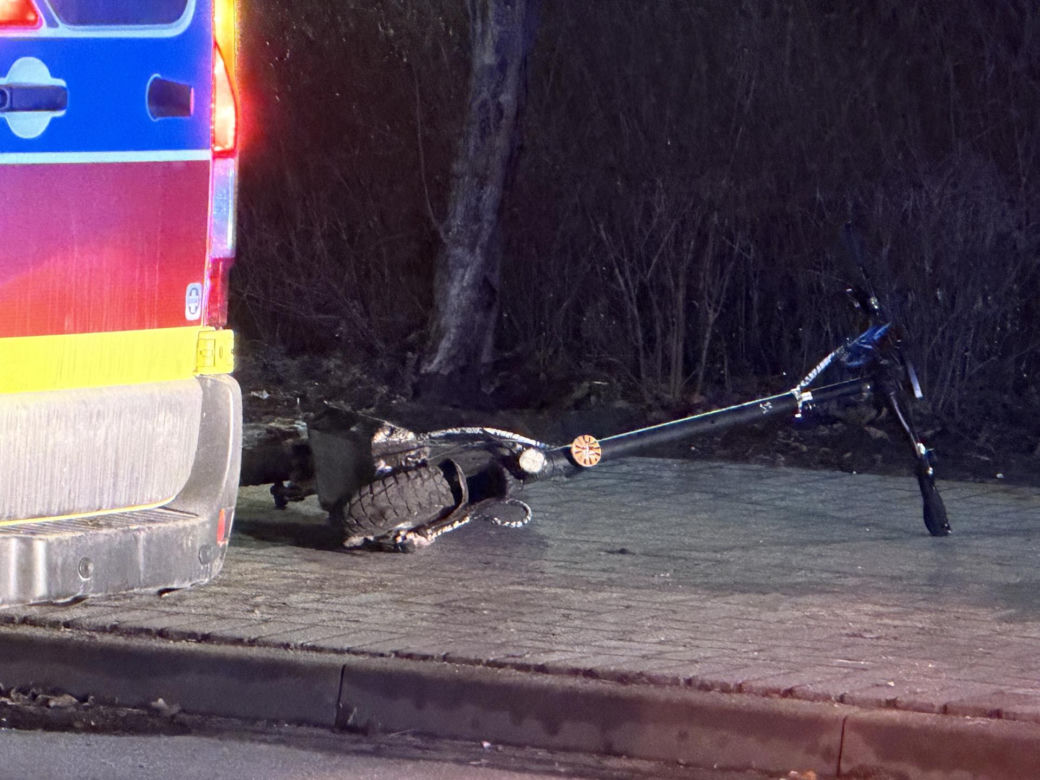 Nastolatek uderzył hulajnogą w znak drogowych. Helikopter zabrał go do szpitala