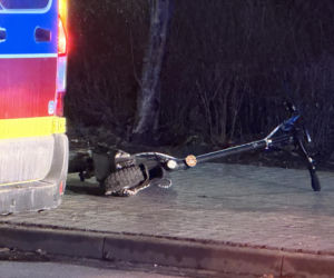 Nastolatek uderzył hulajnogą w znak drogowych. Helikopter zabrał go do szpitala