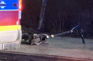 Nastolatek uderzył hulajnogą w znak drogowych. Helikopter zabrał go do szpitala