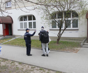 Przerażająca relacja sąsiadów, W mieszkaniu w Wołominie znaleziono ciała dwóch osób, ranny 19-latek w szpitalu