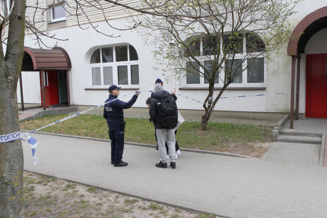 Przerażająca relacja sąsiadów, W mieszkaniu w Wołominie znaleziono ciała dwóch osób, ranny 19-latek w szpitalu