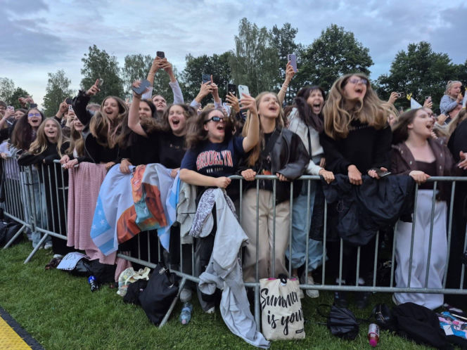 Tłumy na Festiwalu Pod Zaporą w Brodach! Oskar Cyms i „Złoty Gumiak” skradli serca publiczności