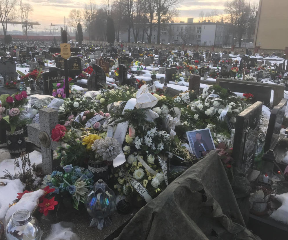 Grób 13-letniej Patrycji tonie w kwiatach. Przyjaciele przynieśli białe róże