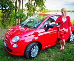 Karolina Naja i jej nowy Fiat 500