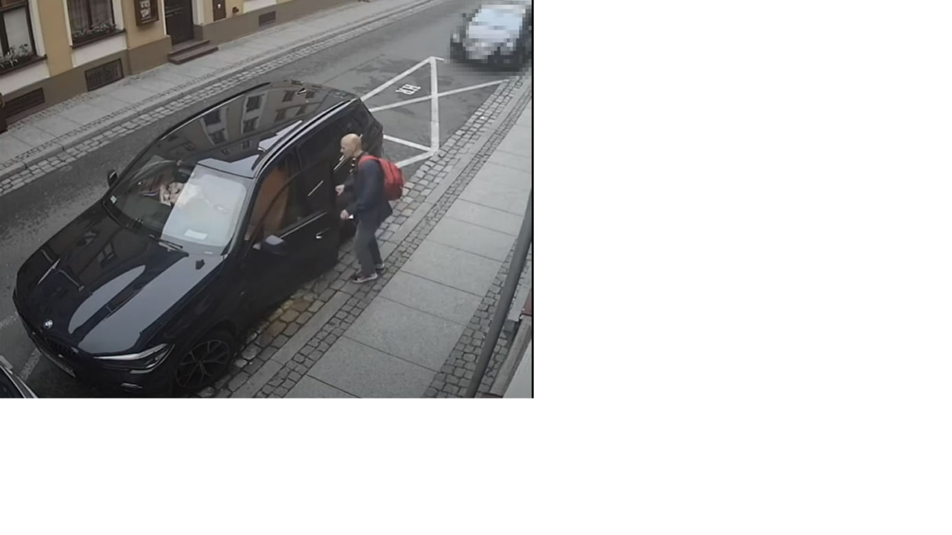 Znalazł otwarty samochód na toruńskiej starówce i okradł właściciela! Szuka go policja