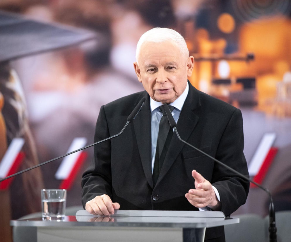 Prezes PiS Jarosław Kaczyński przemawia przy mównicy. O planach powołania nowej komisji przeczytasz na SE Polityka.
