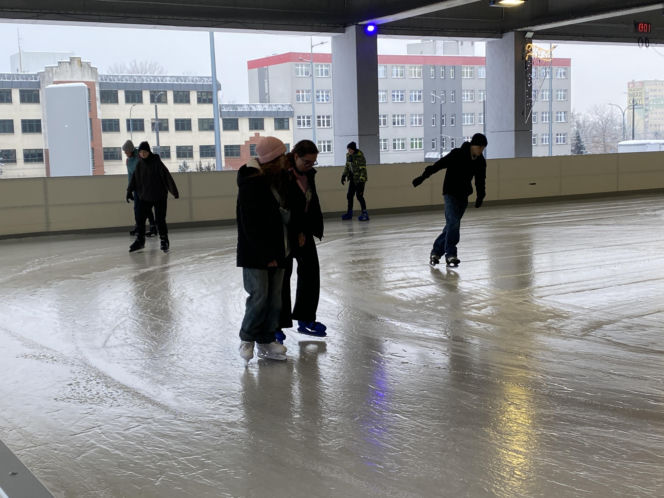 Kryte lodowisko przy Hali Urania