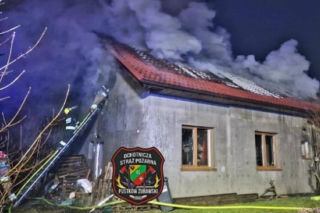 Ogień pojawił się o świcie. Rodzina straciła wszystko. Nie mają dokąd wrócić