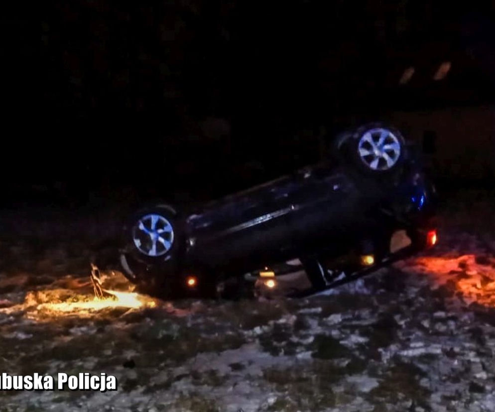 Na oczach policjantów wypadł z drogi i dachował