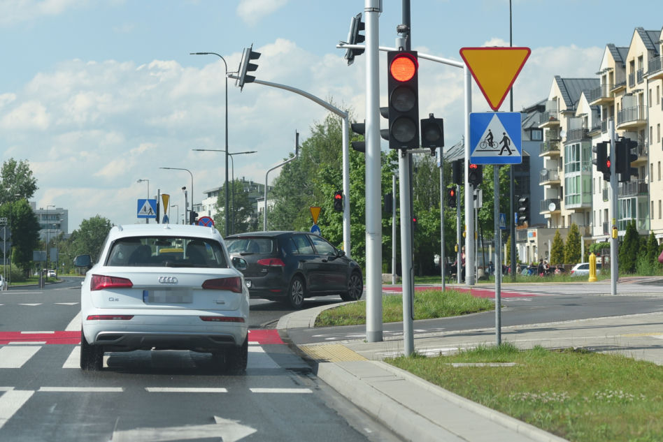 Kasi puszczają nerwy. Cichopek nie widzi jak łamie przepisy ruchu drogowego