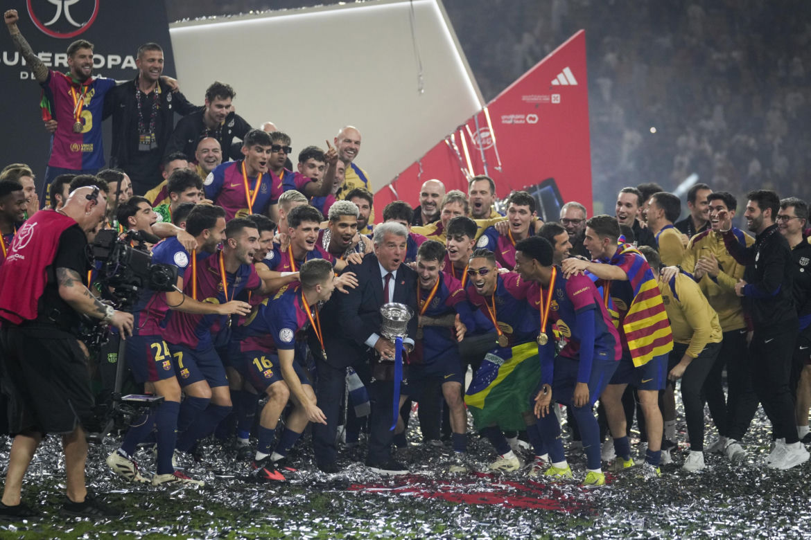 Tak Barcelona cieszy się z Superpucharu Hiszpanii