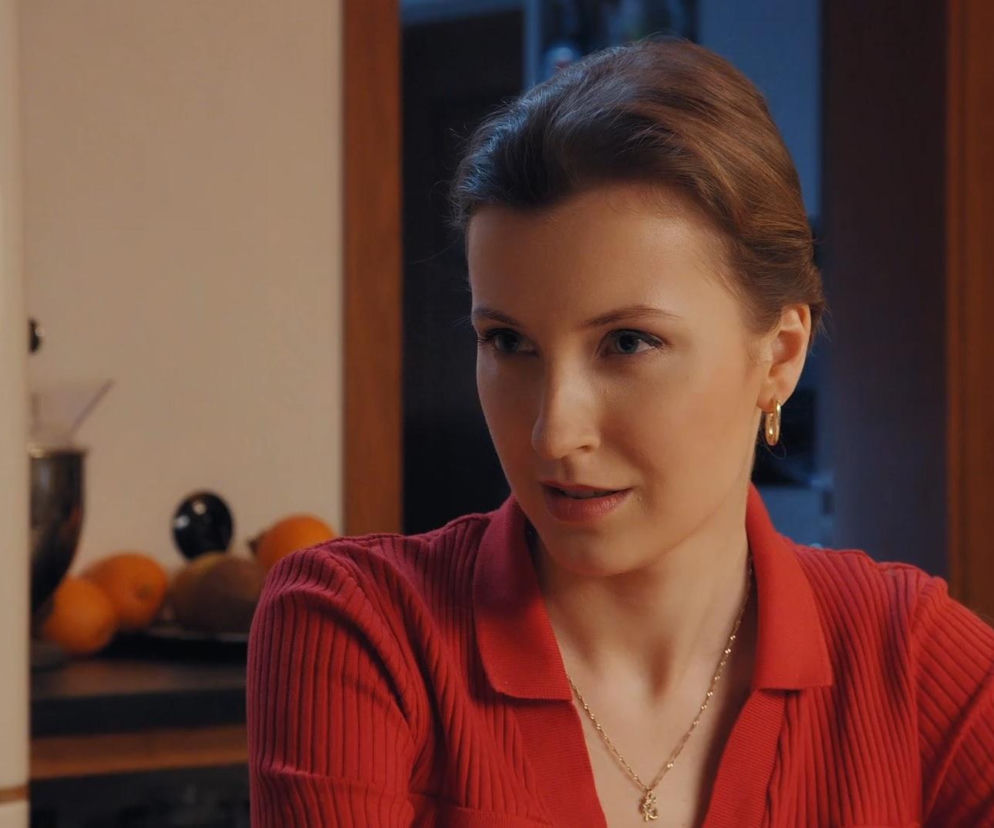 Zamyślona Natalia w czerwonej bluzce. O jej trudnych chwilach w serialu M jak miłość przeczytasz na Eska.