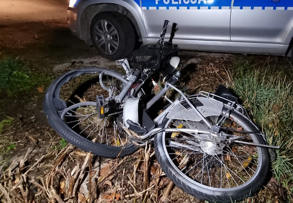 Dramatyczny wypadek pod Jaktorowem. Czołowe zderzenie mercedesa i rowerzysty. Kolarz zginął na miejscu