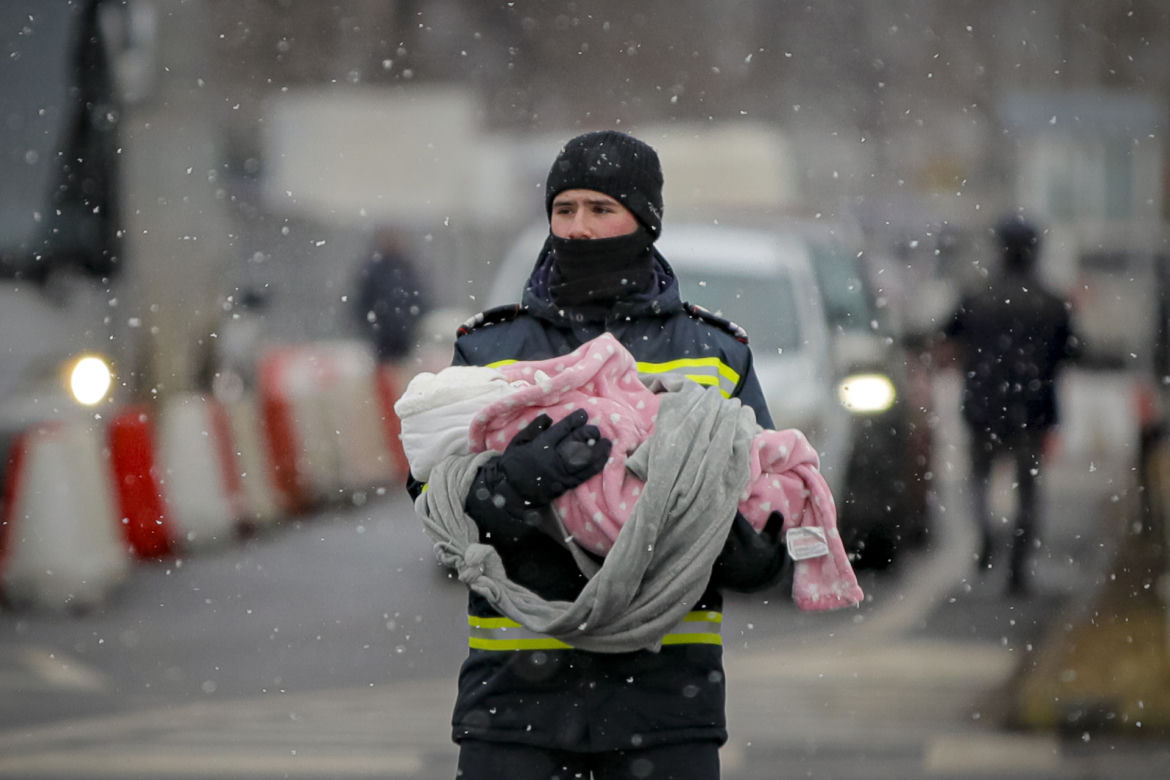 Już prawie 2 MILIONY obywateli Ukrainy uciekły przed wojną. Rosja celowo wywołuje katastrofę humanitarną