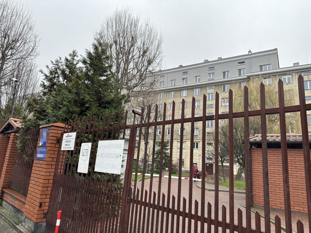 Ewakuacja w kamienicy na Pradze-Północ. Pod posadzką były pociski artyleryjskie!