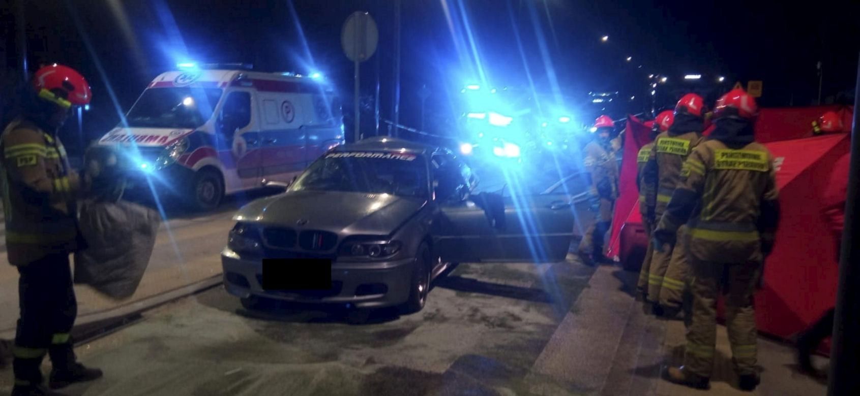 Śmiertelny wypadek w Pabianicach! Słup złamał się na pół po uderzeniu BMW [ZDJĘCIA].