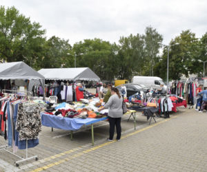 Burzą bazar na Banacha).