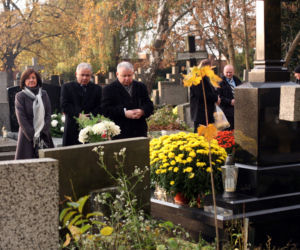 Tak wygląda grób ojca Kaczyńskich. Jest inny niż grób matki
